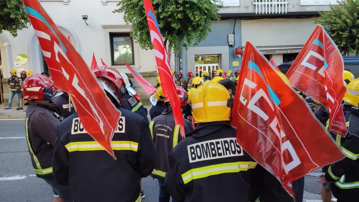 Manifestacin en Santiago de Compostela dos bombeiros dos parques comarcais (13/7/2023)