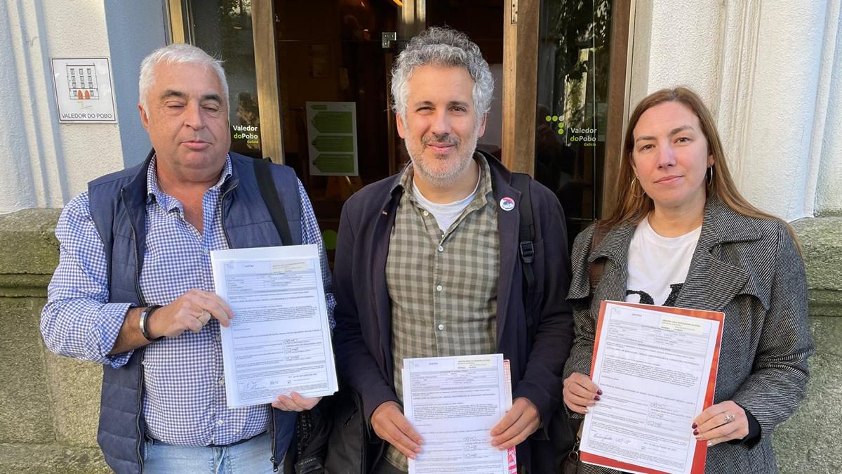 Os representantes de ANPE, CCOO (centro) e UGT, rexistrando o escrito