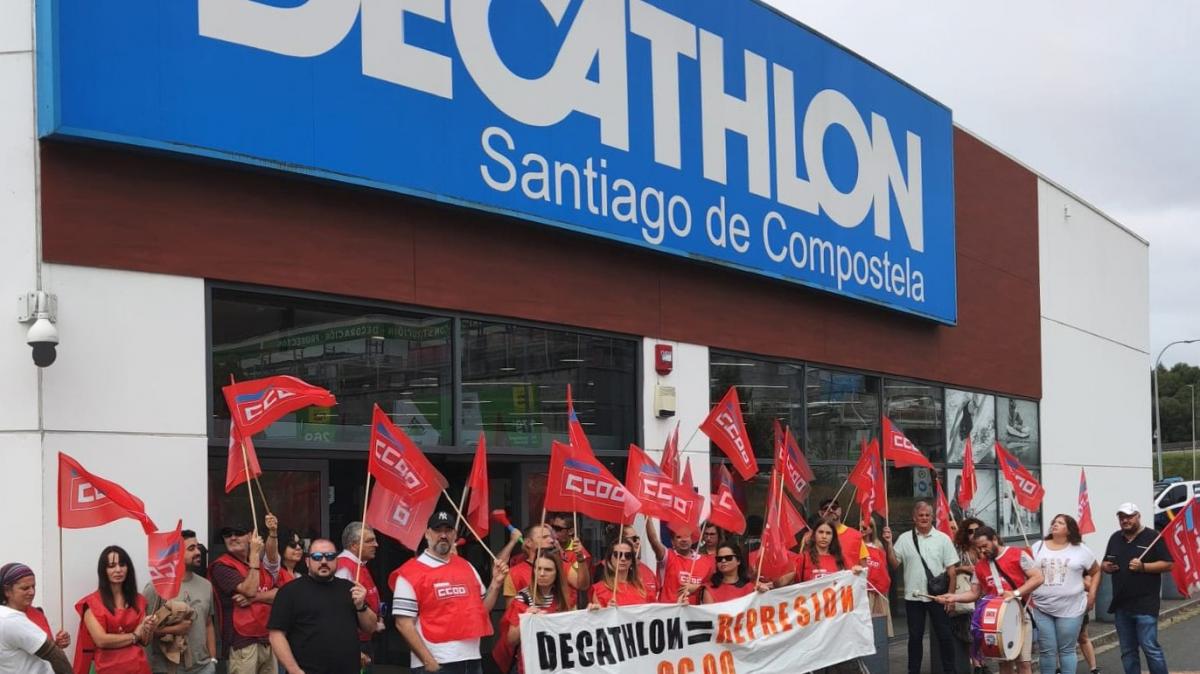 Concentracin diante da tenda de Decathlon de Santiago de Compostela